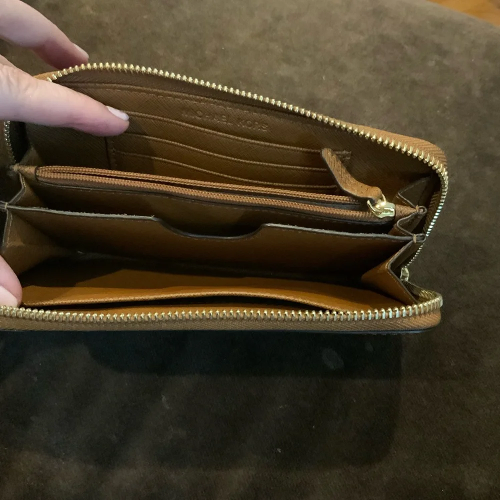 Authentic Michael Kors Wallet - Picture 4 of 4